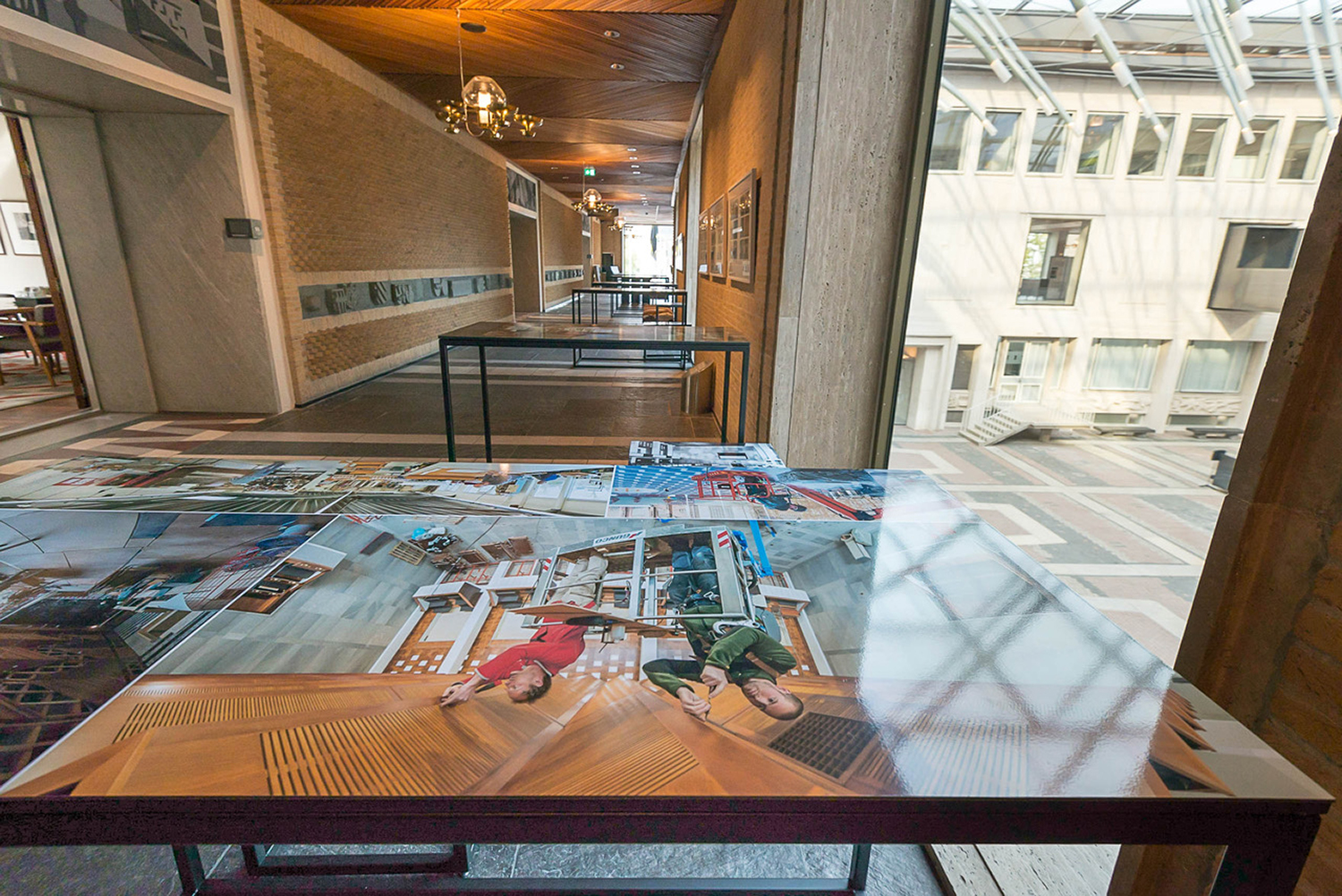 panelen tafels tentoonstelling in provinciehuis